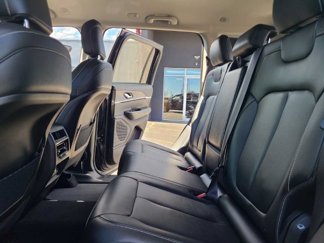 Used 2023 Jeep Grand Cherokee Limited AWD/4WD image 25