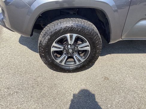 Used 2018 Toyota Tacoma TRD Sport AWD/4WD image 22