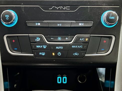 Used 2019 Ford Fusion SE image 12