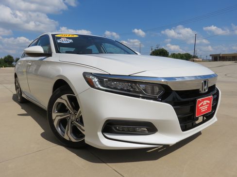 Used 2018 Honda Accord EX image 2