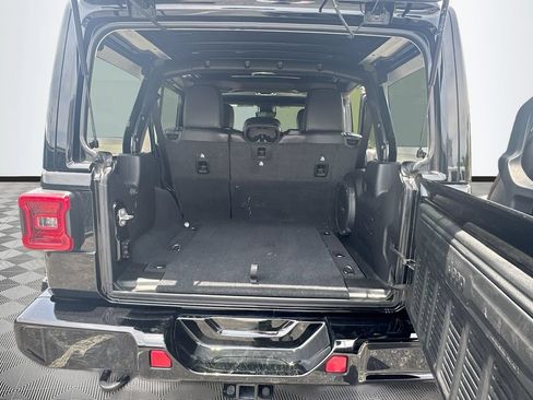 Used 2022 Jeep Wrangler Unlimited Sahara AWD/4WD image 30