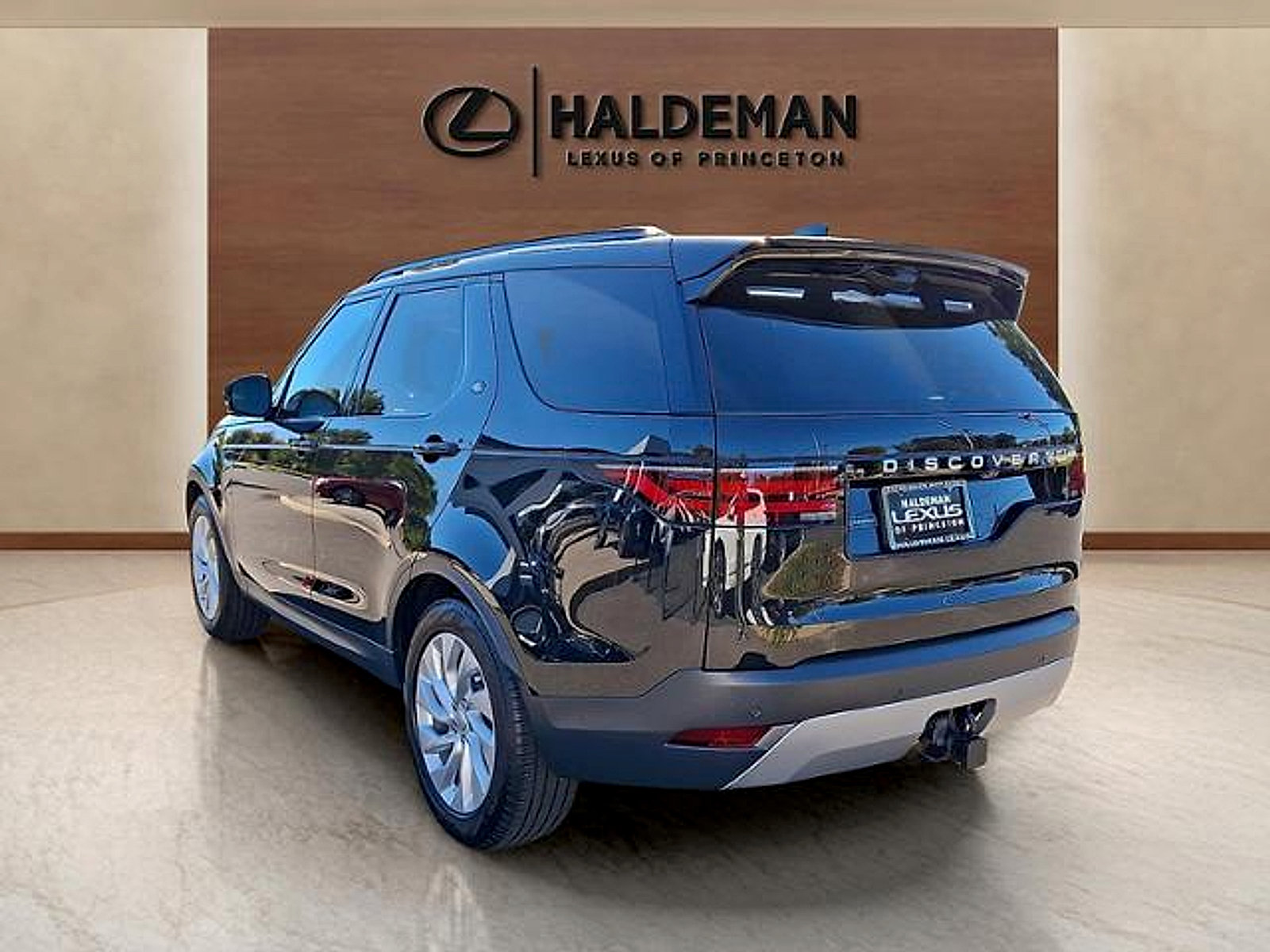 Used 2025 Land Rover Discovery S AWD/4WD image 3