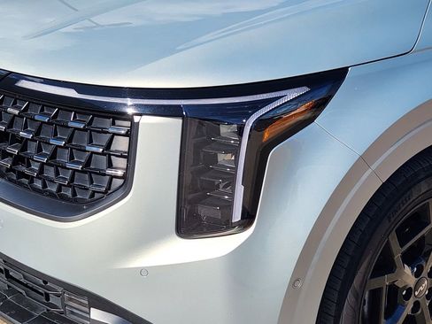 Certified 2025 Kia Carnival SX image 8