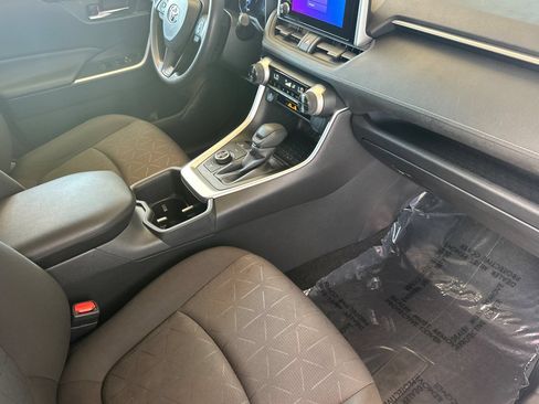 Used 2025 Toyota RAV4 XLE AWD/4WD image 19