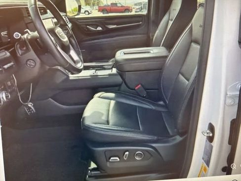 Used 2023 GMC Yukon XL Denali w/ Denali Reserve Package image 5