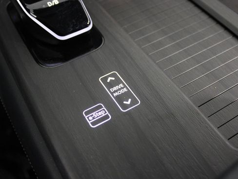 Used 2024 Nissan Ariya VENTURE+ image 18