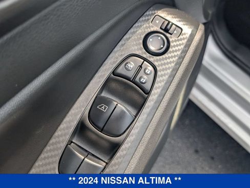 Used 2024 Nissan Altima 2.5 SV FWD image 12