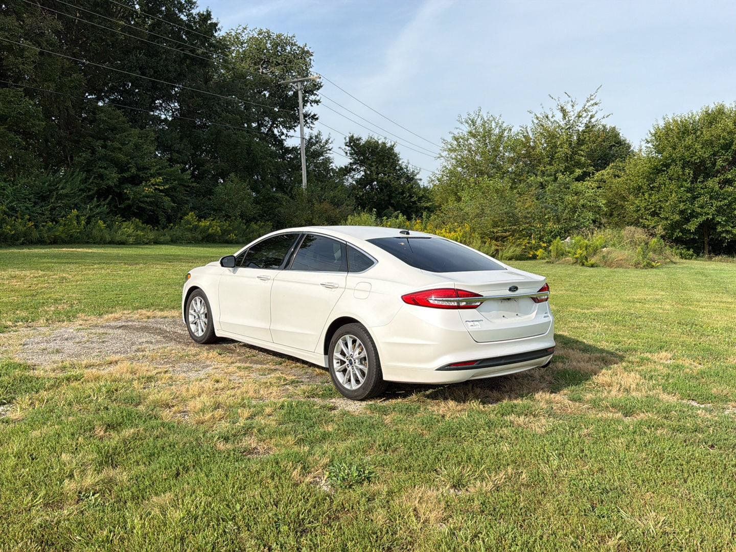 Used 2017 Ford Fusion SE FWD image 3