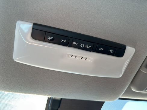 New 2025 Nissan Versa SR w/ Trunk Package image 31