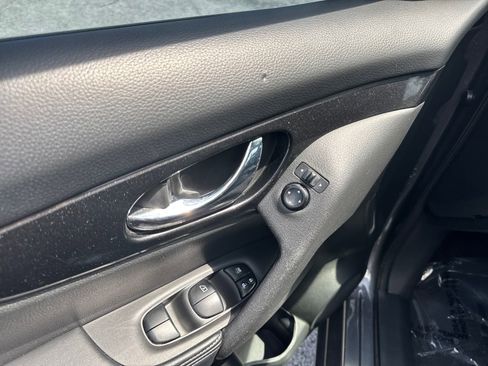 Used 2018 Nissan Rogue S FWD image 12
