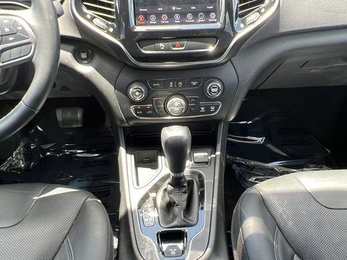 Used 2019 Jeep Cherokee Limited FWD image 3