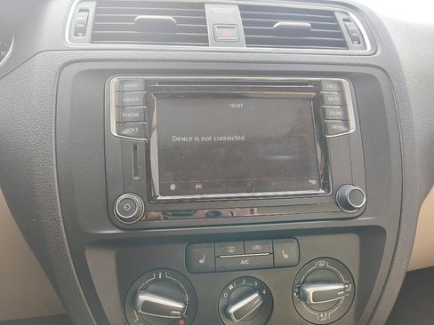 Used 2017 Volkswagen Jetta SE image 19