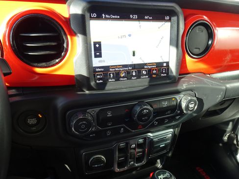 Used 2018 Jeep Wrangler Unlimited Sahara image 18