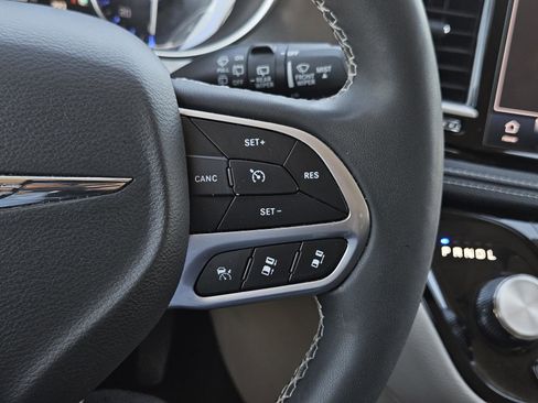 Used 2024 Chrysler Pacifica Touring-L FWD image 15