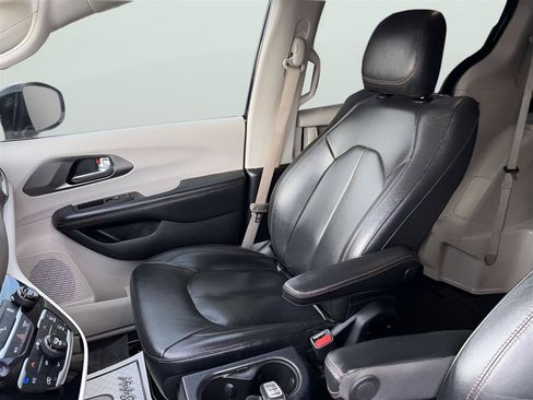 Used 2020 Chrysler Pacifica Touring-L FWD image 13