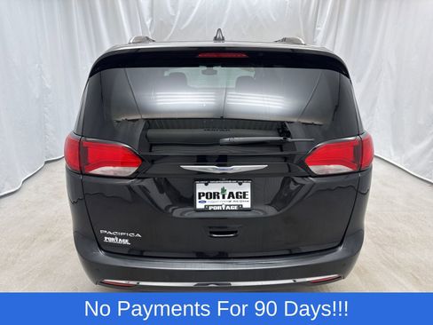 Used 2017 Chrysler Pacifica Touring-L Plus w/ Tire & Wheel Group image 4