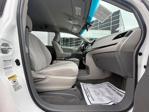 Used 2014 Toyota Sienna LE image 11