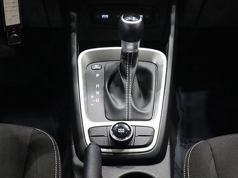 Used 2022 Hyundai Venue SEL FWD image 31