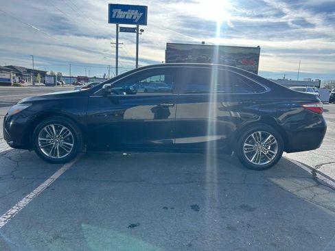 Used 2016 Toyota Camry SE w/ Moonroof Package FWD image 4
