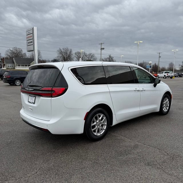 Used 2025 Chrysler Pacifica Select FWD image 6