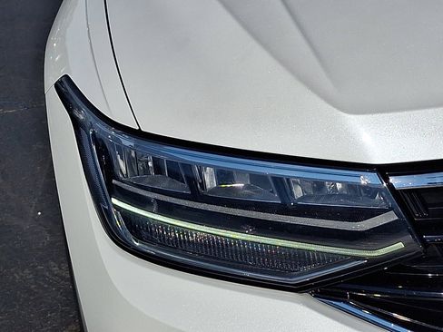 Certified 2023 Volkswagen Tiguan SE R-Line image 9