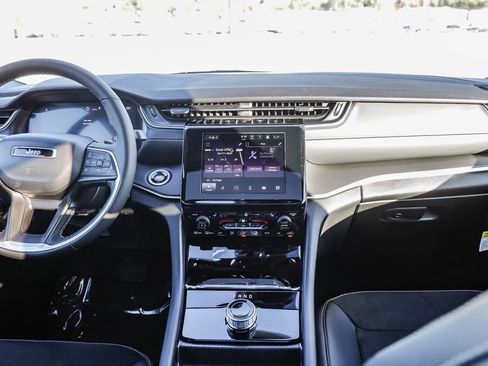 New 2025 Jeep Grand Cherokee Altitude image 13