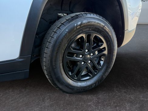 Used 2023 Jeep Grand Cherokee Laredo AWD/4WD image 15