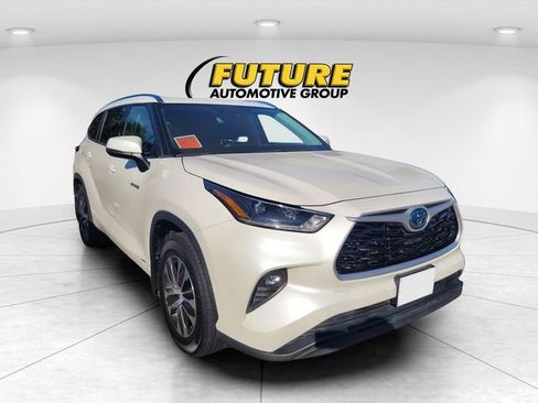 Used 2021 Toyota Highlander XLE AWD/4WD image 1