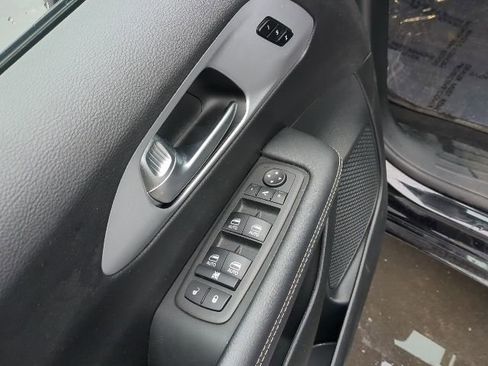 Used 2025 Chrysler Pacifica Limited FWD image 14