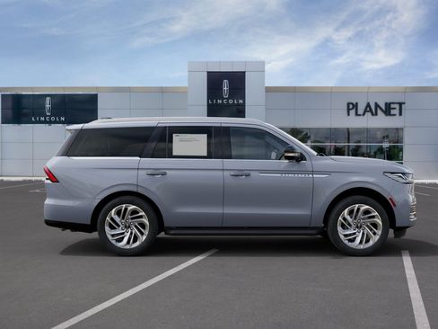 New 2027 Lincoln Navigator Premiere RWD image 5