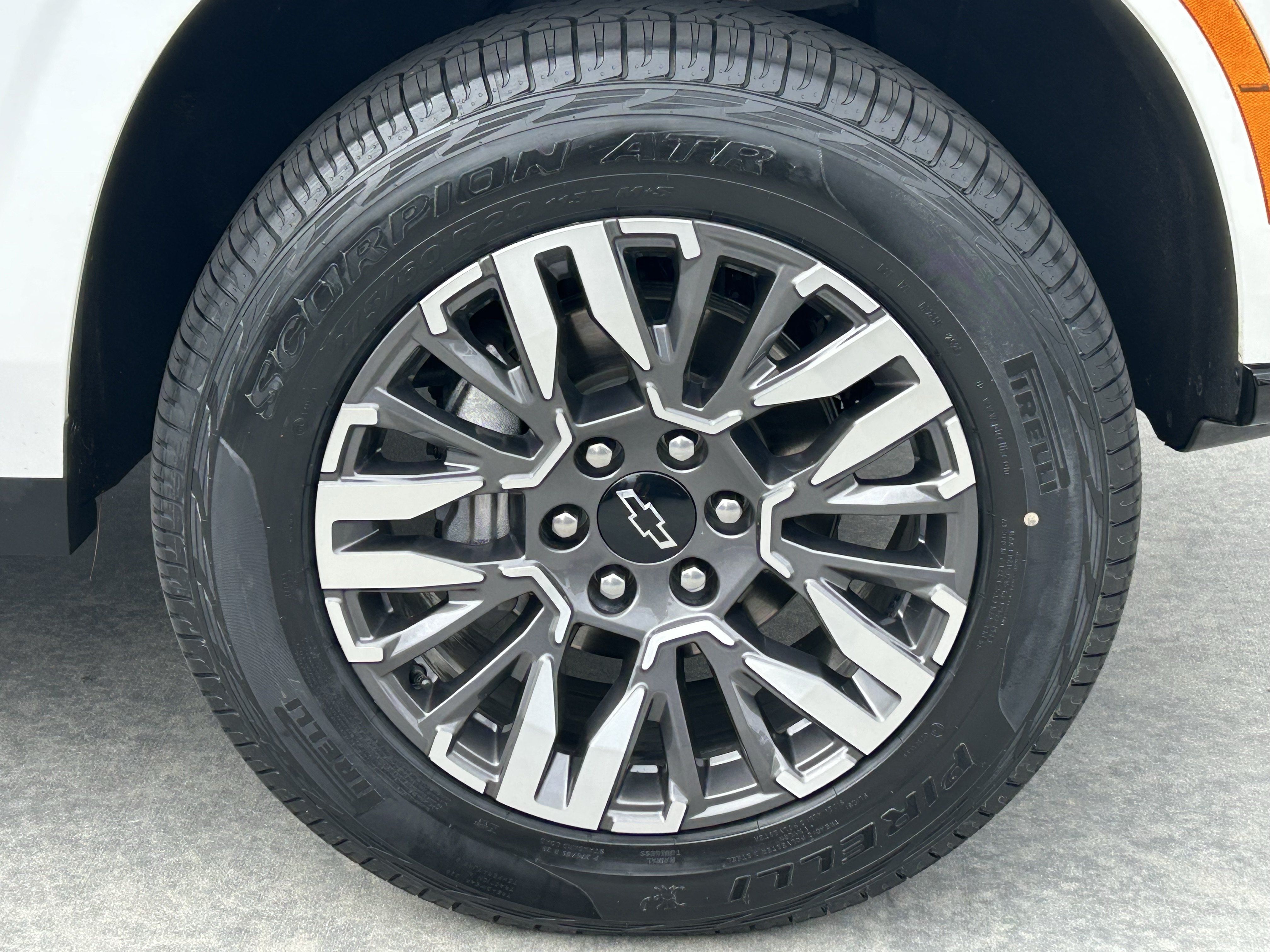 Used 2025 Chevrolet Suburban Z71 AWD/4WD image 8