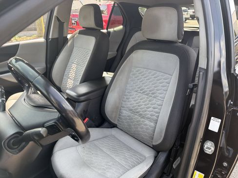 Used 2019 Chevrolet Equinox LT w/ Driver Convenience Package FWD image 18
