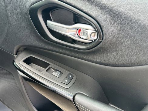 Used 2023 Jeep Cherokee Altitude Lux image 13