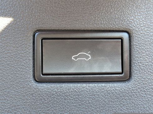 Used 2020 Volkswagen Tiguan SEL image 14