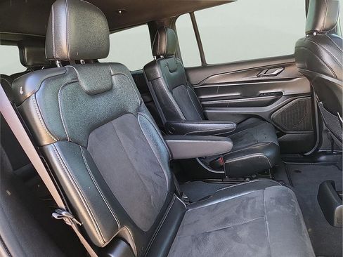 Used 2024 Jeep Grand Cherokee L Altitude AWD/4WD image 10