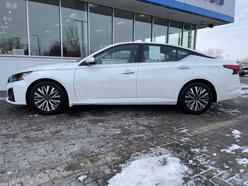Used 2023 Nissan Altima 2.5 SV image 2