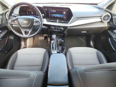 Used 2025 Chevrolet Trax LT w/ LT Convenience Package image 12