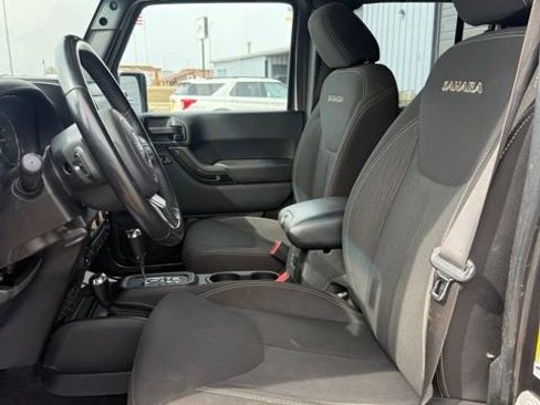 Used 2018 Jeep Wrangler Unlimited Sahara AWD/4WD image 9