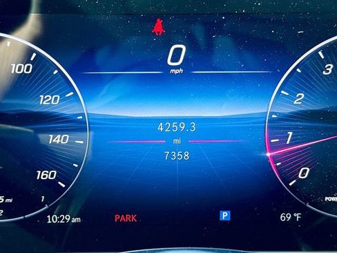 Used 2025 Mercedes-Benz GLC 300 4MATIC image 13