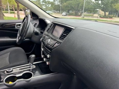 Used 2018 Nissan Pathfinder SV image 30
