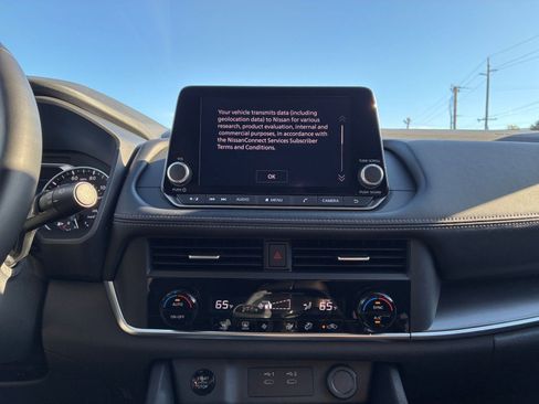 Used 2025 Nissan Rogue SV image 21