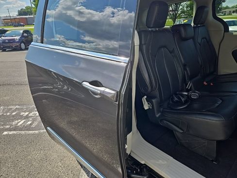 Used 2019 Chrysler Pacifica Touring-L FWD image 32