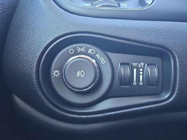 Used 2023 Jeep Renegade Altitude AWD/4WD image 10
