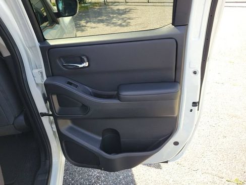 Used 2025 Nissan Frontier SV w/ SV Convenience Package RWD image 29