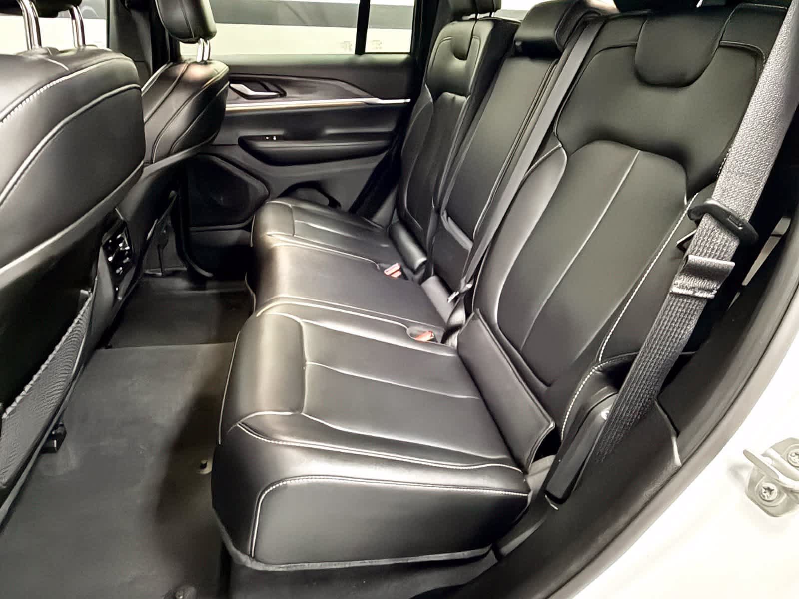 Used 2024 Jeep Grand Cherokee Limited RWD image 36