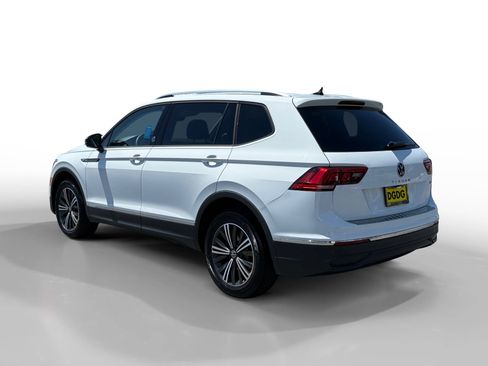 Used 2024 Volkswagen Tiguan SE AWD/4WD image 3