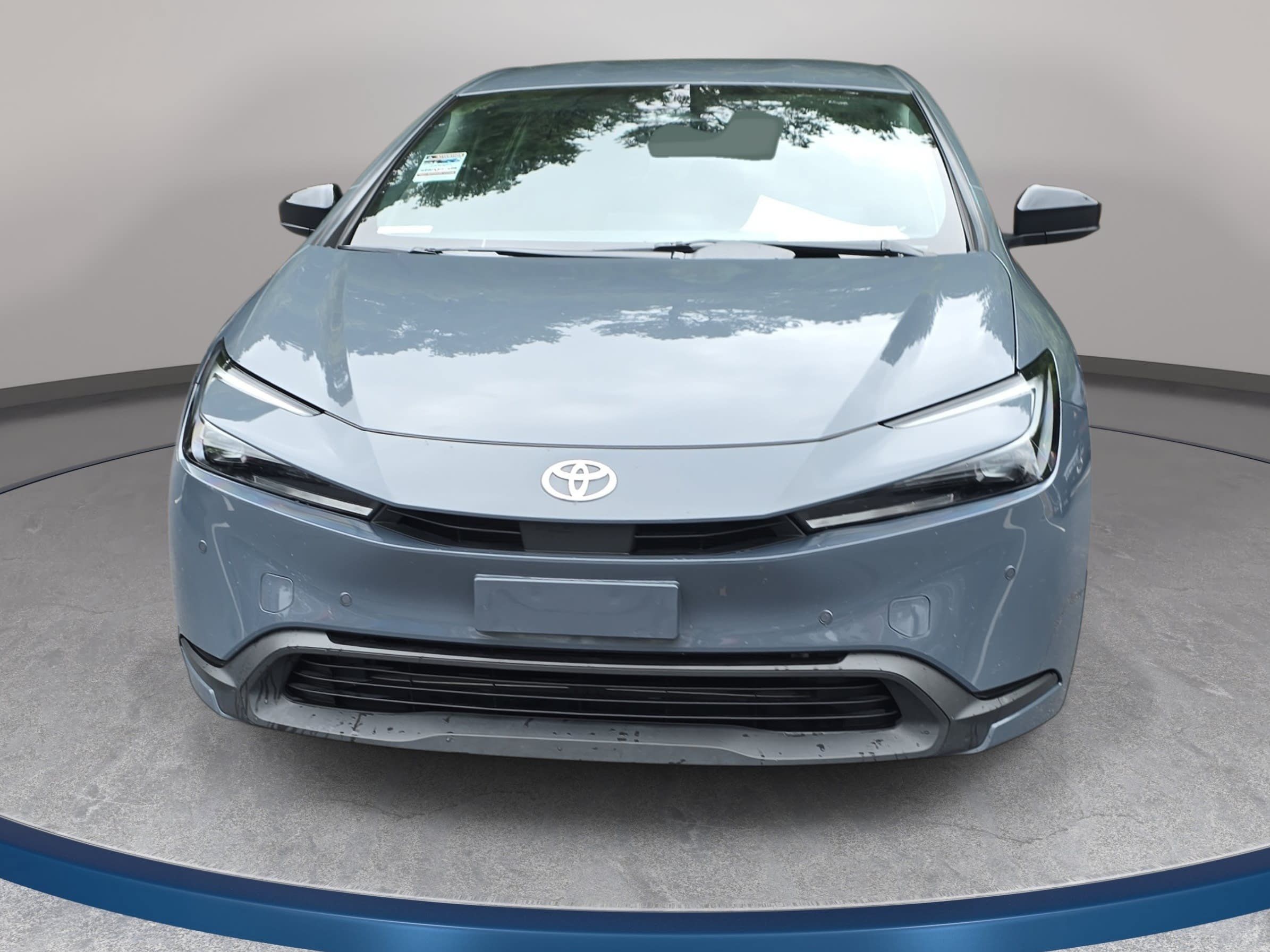 Used 2025 Toyota Prius LE FWD image 2
