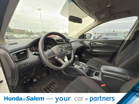 Used 2018 Nissan Rogue Sport S image 2