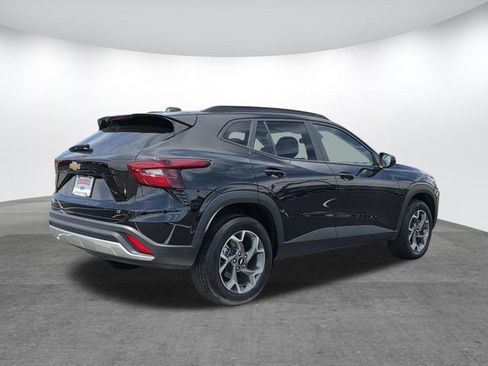 Used 2025 Chevrolet Trax LT FWD image 4