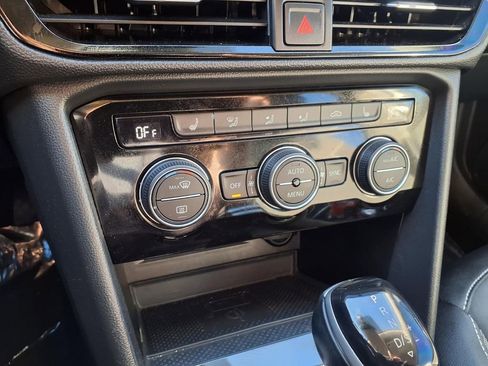 Used 2024 Volkswagen Taos SE image 9